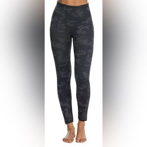 NWT SPANX Look At Me Now LAMN Black Camo Seamless Cropped Leggings size M L